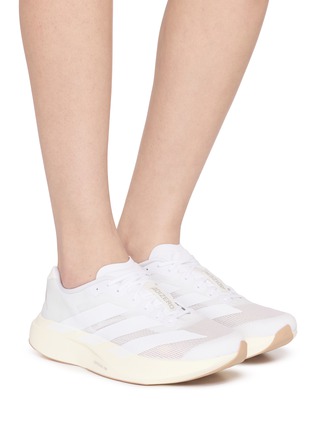 模特儿示范图 - 点击放大 - ADIDAS - 女款 ADIZERO EVO SL ATR 运动鞋