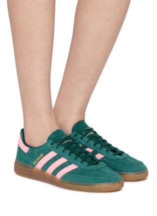 模特儿示范图 - 点击放大 - ADIDAS - 女款 HANDBALL SPEZIAL 系带运动鞋