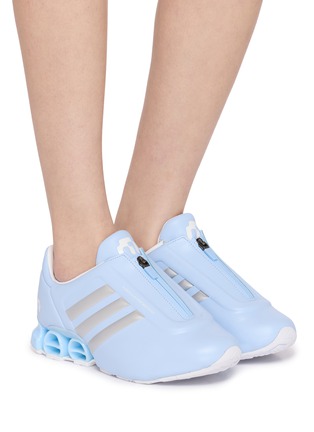 模特儿示范图 - 点击放大 - ADIDAS - Megaride S2 Miaou Unisex Sneakers