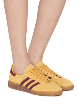 模特儿示范图 - 点击放大 - ADIDAS - 中性款 HANDBALL SPEZIAL 系带运动鞋