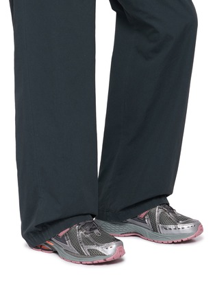 模特儿示范图 - 点击放大 - NEW BALANCE - 男款 1906R 系带运动鞋