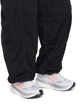 模特儿示范图 - 点击放大 - NEW BALANCE - 男款 1080v15 系带运动鞋