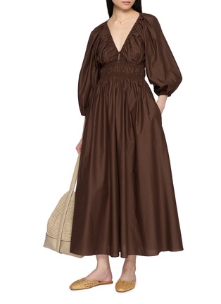 模特儿示范图 - 点击放大 - MATTEAU - Shirred Plunge Cotton Midi Dress
