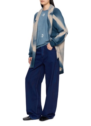 模特儿示范图 - 点击放大 - SUZUSAN - Cross Print Seamless Upside Down Cape