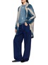 模特儿示范图 - 点击放大 - SUZUSAN - Cross Print Seamless Upside Down Cape