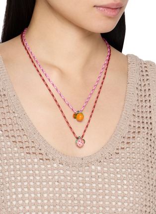 模特儿示范图 - 点击放大 - SORBET ISLAND - Strawberry Charm Adjustable Necklace