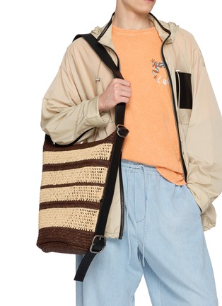 模特儿示范图 - 点击放大 - LOEWE - Medium Loop Raffia Bucket Bag