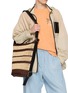 模特儿示范图 - 点击放大 - LOEWE - Medium Loop Raffia Bucket Bag