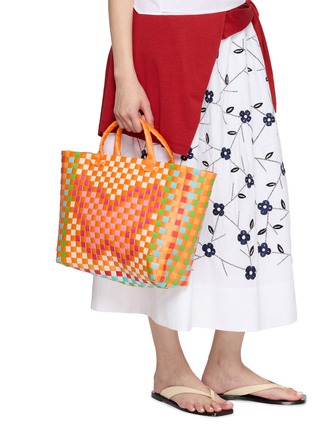 模特儿示范图 - 点击放大 - FARM RIO - Butterfly Woven Tote Bag