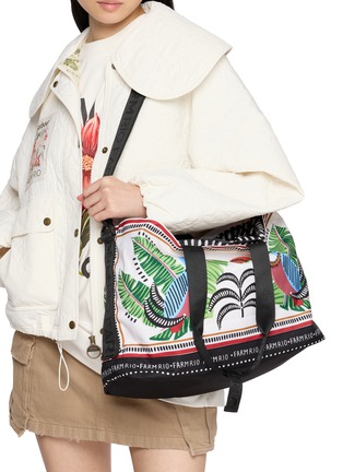 模特儿示范图 - 点击放大 - FARM RIO - Toucan With Foliage Destiny Shoulder Bag