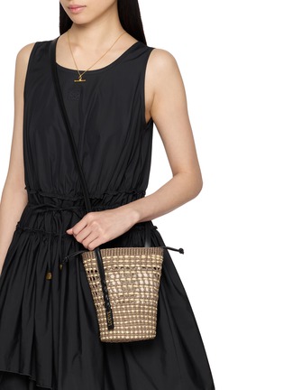 模特儿示范图 - 点击放大 - LOEWE x PAULA's IBIZA - Braid Pocket Bucket Crossbody Bag