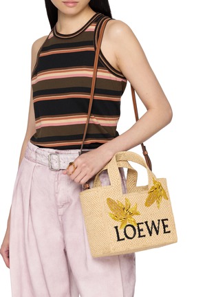 模特儿示范图 - 点击放大 - LOEWE x PAULA's IBIZA - Small Font Corn Tote Bag