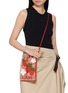 模特儿示范图 - 点击放大 - LOEWE x PAULA's IBIZA - Strawberry Drawstring Crossbody Bag