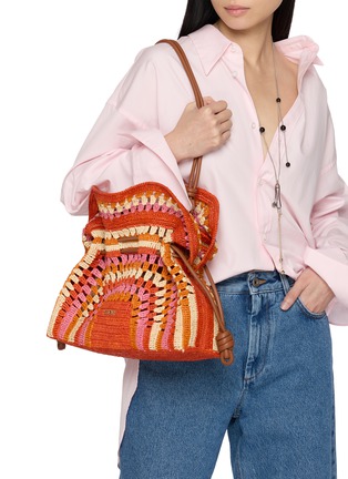 模特儿示范图 - 点击放大 - LOEWE x PAULA's IBIZA - Medium Flamenco Raffia Leather Clutch Bag