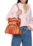 模特儿示范图 - 点击放大 - LOEWE x PAULA's IBIZA - Medium Flamenco Raffia Leather Clutch Bag