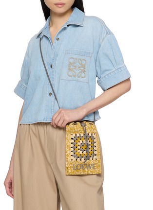 模特儿示范图 - 点击放大 - LOEWE x PAULA's IBIZA - Crochet Crossbody Bag