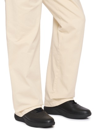 模特儿示范图 - 点击放大 - COLE HAAN - OriginalGrand NEOARC Quick-On Wingtip Leather Oxford Shoes