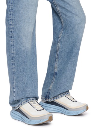 模特儿示范图 - 点击放大 - COLE HAAN - OriginalGrand Quadstar 2.0 Mesh Panelled Men's Sneakers
