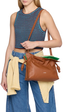 模特儿示范图 - 点击放大 - LOEWE - 中号 FLAMENCO 层次皮革手袋