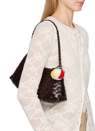 模特儿示范图 - 点击放大 - THE ELDER STATESMAN - BeachBall Keychain Bag Charm 
