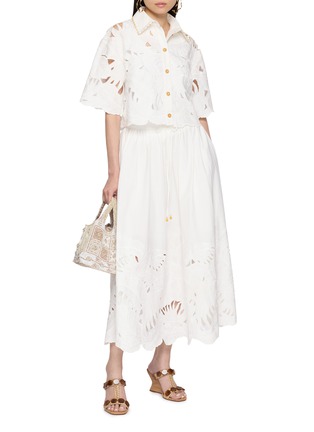 模特儿示范图 - 点击放大 - ZIMMERMANN - Embroidered Cut Out Cotton Maxi Skirt