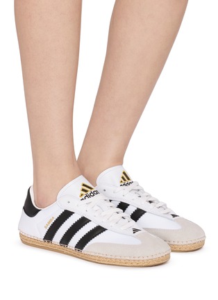 模特儿示范图 - 点击放大 - ADIDAS - X CLOT BY EDISON CHEN 中性款 SAMBA 系带运动鞋