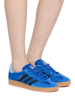 模特儿示范图 - 点击放大 - ADIDAS - 中性款 GAZELLE INDOOR 绒面皮运动鞋