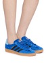 模特儿示范图 - 点击放大 - ADIDAS - 中性款 GAZELLE INDOOR 绒面皮运动鞋