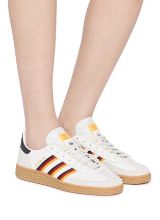 模特儿示范图 - 点击放大 - ADIDAS - 中性款 HANDBALL SPEZIAL 系带运动鞋