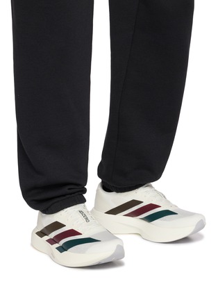 模特儿示范图 - 点击放大 - ADIDAS - 男款 ADIZERO EVO SL 系带运动鞋