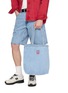 模特儿示范图 - 点击放大 - LEVI'S - X World Cup Standard Denim Tote Bag