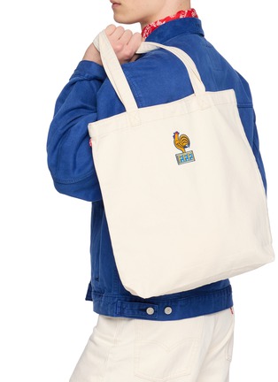 模特儿示范图 - 点击放大 - LEVI'S - X World Cup Standard Denim Tote Bag