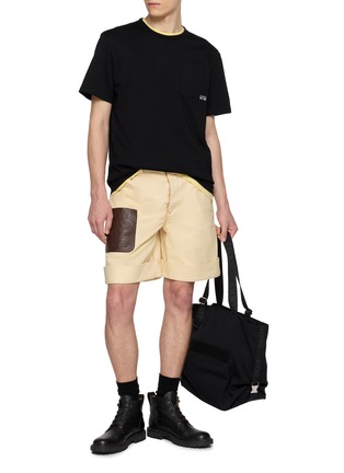 模特儿示范图 - 点击放大 - LOEWE - ANAGRAM 刺绣口袋短袖 T 恤