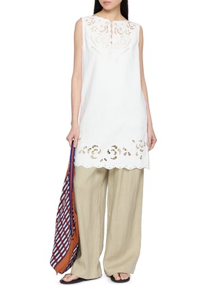 模特儿示范图 - 点击放大 - EDITION - Eyelet Embroidered Denim Dress