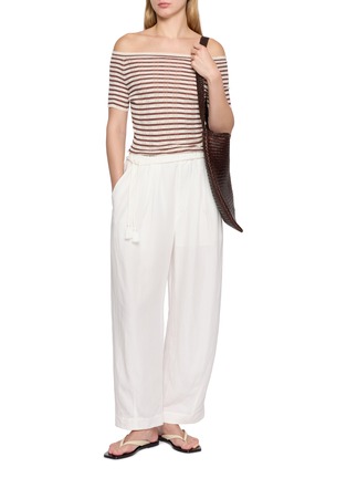 模特儿示范图 - 点击放大 - EDITION - Striped Off Shoulder Knitted Top