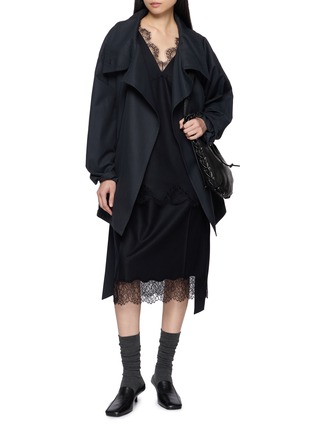 模特儿示范图 - 点击放大 - CARVEN - 蕾丝饰边 V 领背心