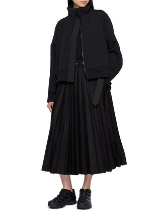 模特儿示范图 - 点击放大 - SACAI - 百褶立领拉链外套