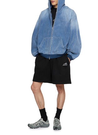模特儿示范图 - 点击放大 - BALENCIAGA - Classic Logo Print Shorts