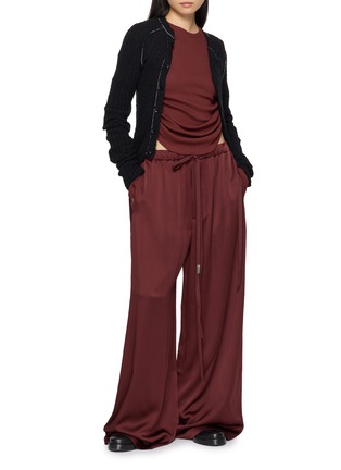 模特儿示范图 - 点击放大 - ANN DEMEULEMEESTER - DOT 褶皱抽绳上衣