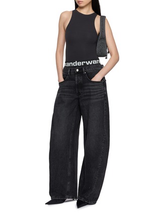 模特儿示范图 - 点击放大 - ALEXANDERWANG - 做旧深水洗牛仔裤