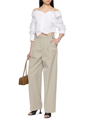 模特儿示范图 - 点击放大 - ALEXANDERWANG - Off Shoulder Drawstring Hem Cropped Cotton Shirt