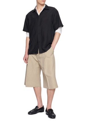 模特儿示范图 - 点击放大 - STUDIO NICHOLSON - Pleated Wide Leg Shorts