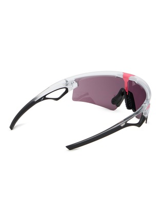 模特儿示范图 - 点击放大 - OAKLEY - Wraparound Visor Sunglasses