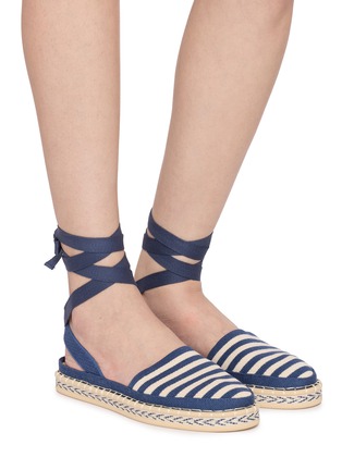模特儿示范图 - 点击放大 - ROTHY'S - The D'Orsay Espadrilles