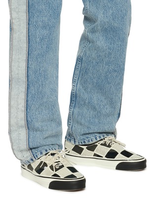 模特儿示范图 - 点击放大 - VANS - Checkered Mesh Low-Top Mens Sneakers