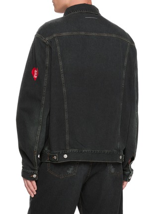 背面 - 点击放大 - MM6 MAISON MARGIELA - Sticker Patch Dark Wash Cotton Denim Jacket