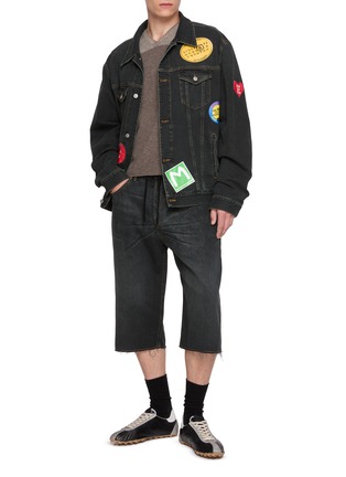 模特儿示范图 - 点击放大 - MM6 MAISON MARGIELA - Sticker Patch Dark Wash Cotton Denim Jacket