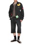 模特儿示范图 - 点击放大 - MM6 MAISON MARGIELA - Sticker Patch Dark Wash Cotton Denim Jacket