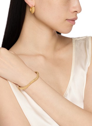 模特儿示范图 - 点击放大 - MISSOMA - Baya 18K Gold Plated Brass Claw Cuff