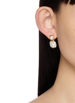 正面 -点击放大 - MISSOMA - 18K Gold Plated Brass Square Pearl Stud Earrings